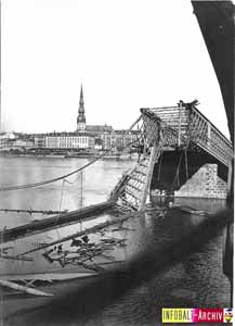 1914-18 - Stadtblick mit zerstörter Brücke