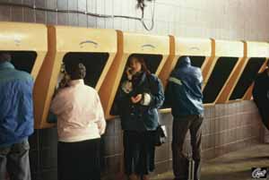 Mai 1991 - Telefonzellen im Hauptbahnhof Riga