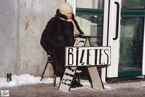 Dezember 1995 - Fahrkartenverkäuferin am Bahnhofsplatz