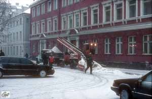 Dezember 1995 - Schneeräumen am Parlament