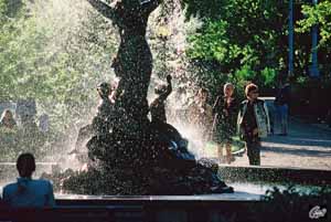 Juni 1997 - am Brunnen vor der Oper