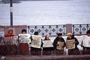 Januar 2000 - Demonstrierende am Denkmal 1905