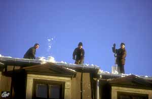 Januar 2000 - Schneereinigen auf dem Dach