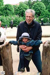 Mai 2001 - Scherf weiht Spielplatz ein / Kind