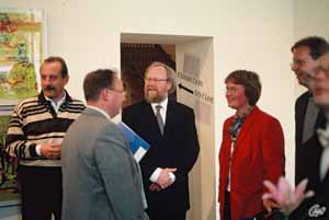 Mai 2001 - Thierse besucht Kunstausstellung in Riga