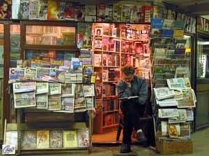Mai 2003 - Buchhändler im Fußgängertunnel