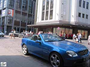 Mai 2005 - blauer Mercedes und Galerija Centrs