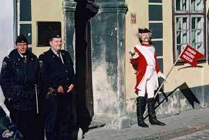 Polizisten und Wachsfigur